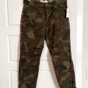 NWT ANTHROPOLOGIE THE WANDERER CAMO EMBROIDERED CHINO BOYFRIEND PANTS SIZE 29
